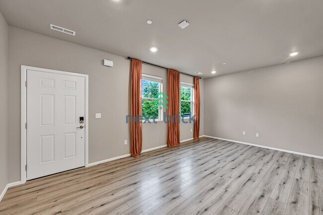 Building Photo - 3 Bed, 2.5 Bath Beautiful Condo Available ...