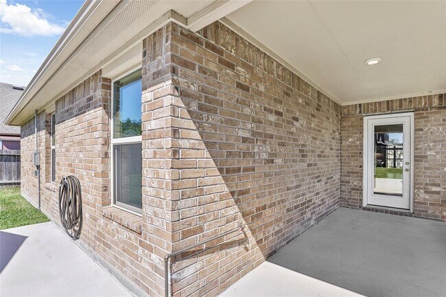 Building Photo - 18115 Van Berkel Ln