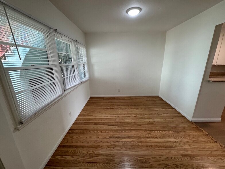 Building Photo - 906 Alandele Ave