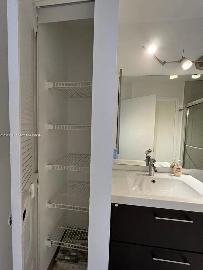 Building Photo - 9403 SW 138th Pl