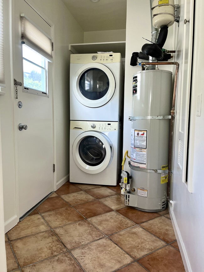 Laundry Room - 2938 Rowena Ave