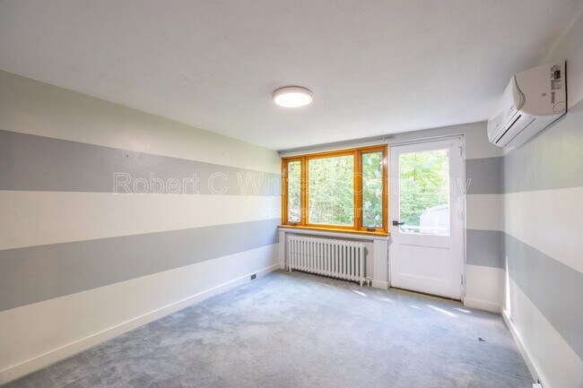 Building Photo - 205 Jinny Hill Rd