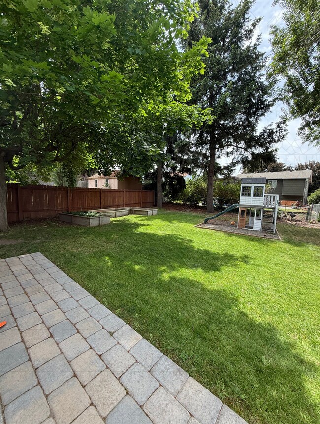 Building Photo - Renovated 3 bed 2 bath!