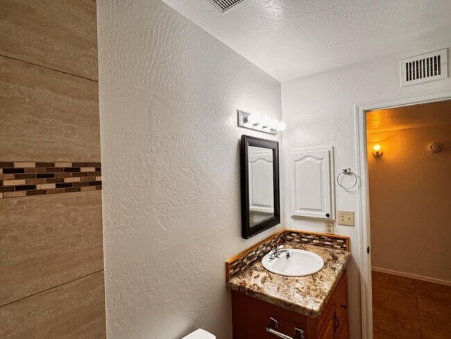 Building Photo - 1043 S Rose