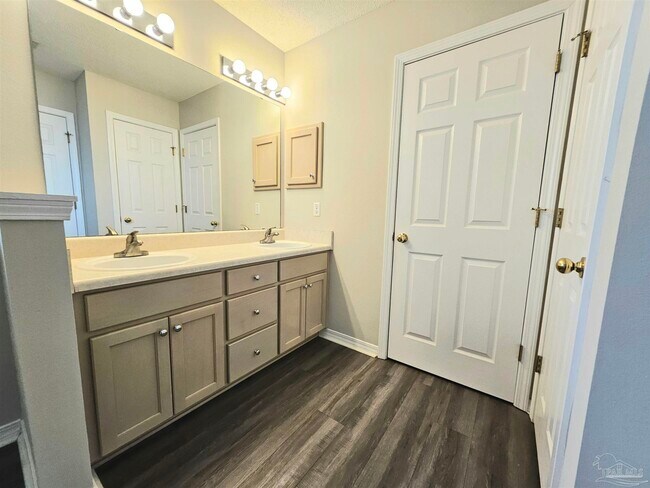 Building Photo - 3331 Two Sisters Wy