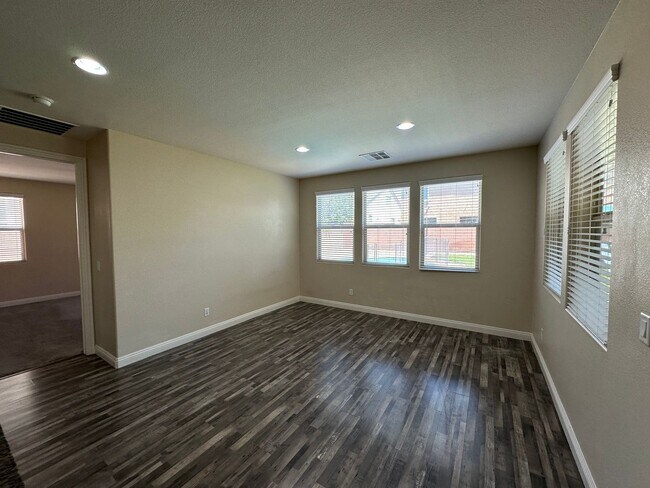 Building Photo - Spacious House
