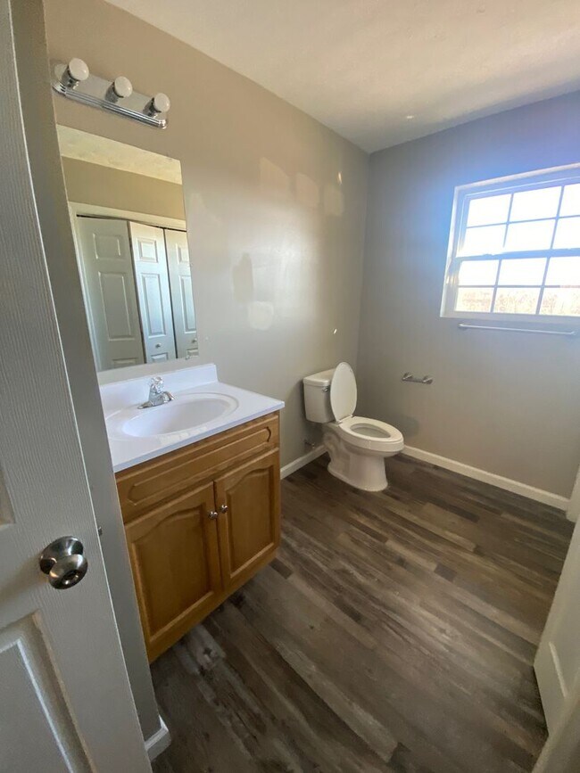 Building Photo - Spacious home in White Pine