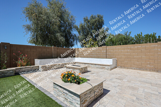 Building Photo - 3090 S Jasmine Dr