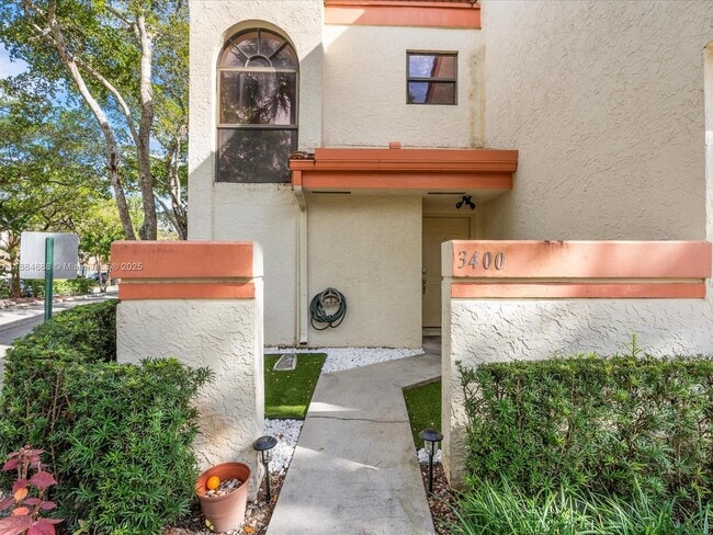 Building Photo - 3400 Emerald Oaks Dr