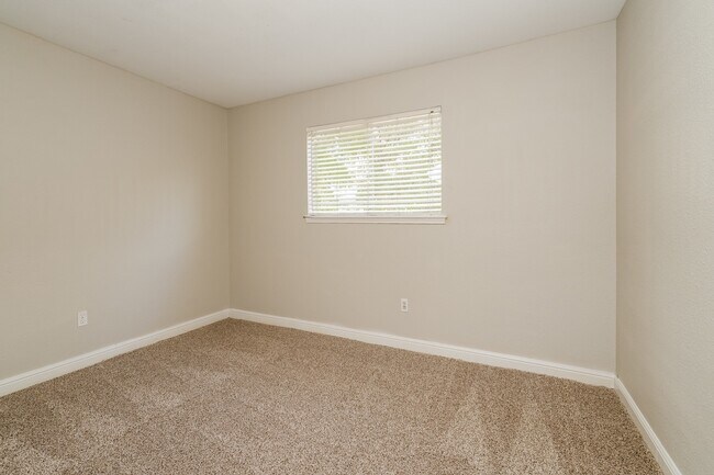 Building Photo - 17327 Rolling Creek Dr