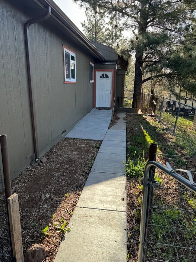Building Photo - Back Unit of a Great Duplex in the Heart o...