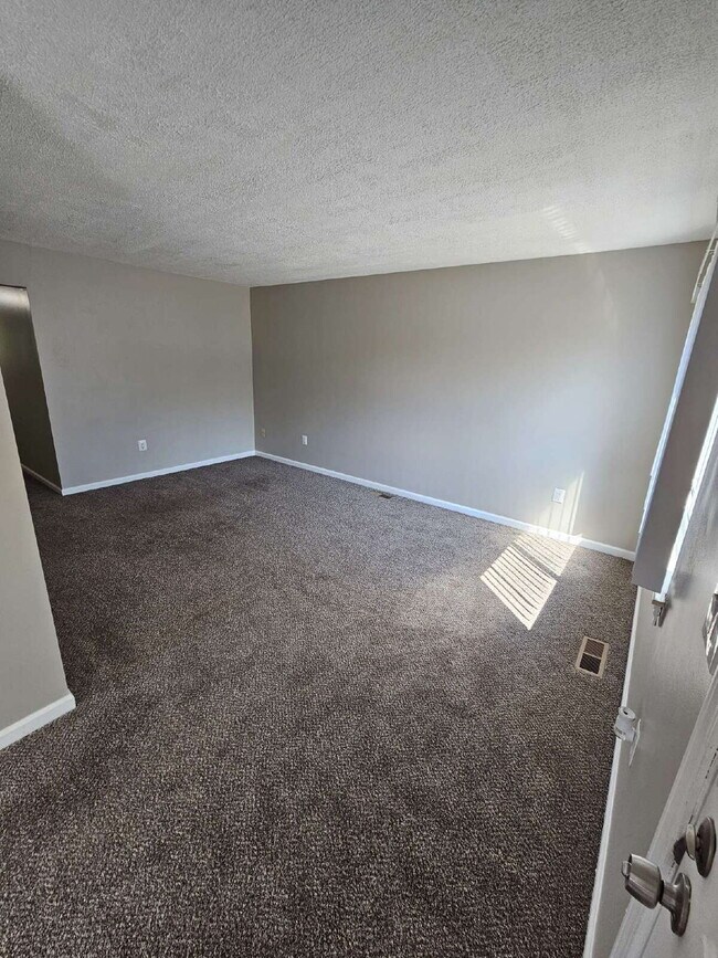 Building Photo - 3-Bedroom Ranch, Nice Kitchen, Good Sized Bedrooms, Double Wide Driveway, Big Backyard. Move In R...
