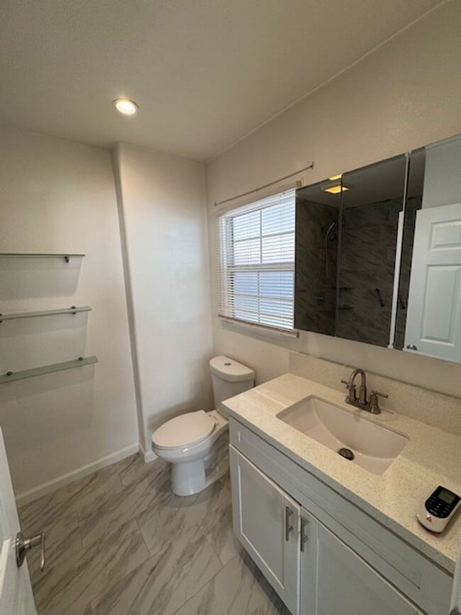 Building Photo - Beautiful 3 bedroom 2 bath HOME... no expenses spared!  Washer/Dryer... A/C Splitters... on a sle...