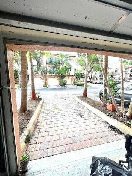 Building Photo - 2039 SE 10th Ave