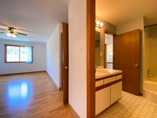 Building Photo - 3503 Willowview Ct