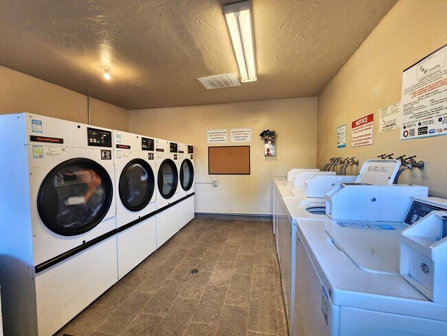 Building Photo - 2 Bedroom Townhome with Pool