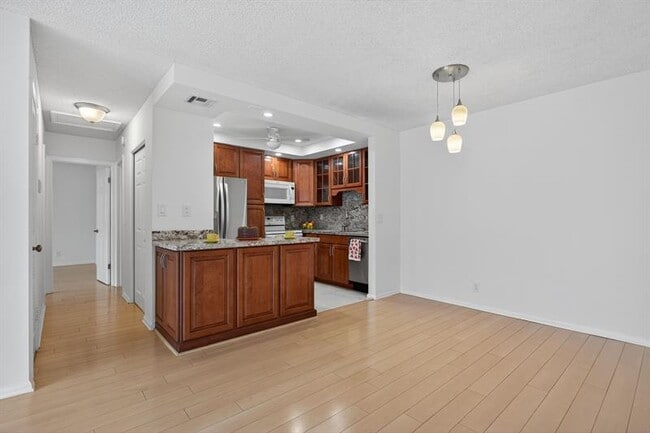 Building Photo - 130 Cypress Club Dr