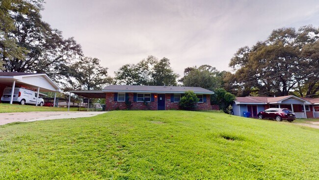 Building Photo - Precious updated 3 bed/1bath located in Oakleigh Heights