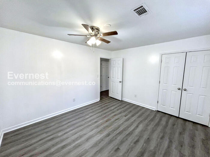 Building Photo - 437 Annie St