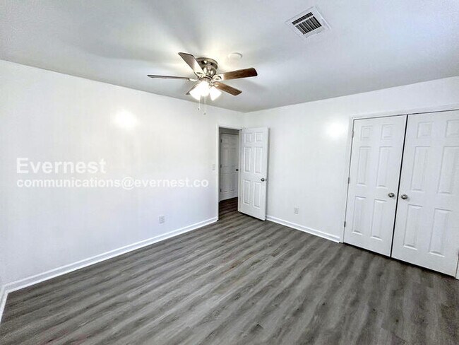 Building Photo - 437 Annie St