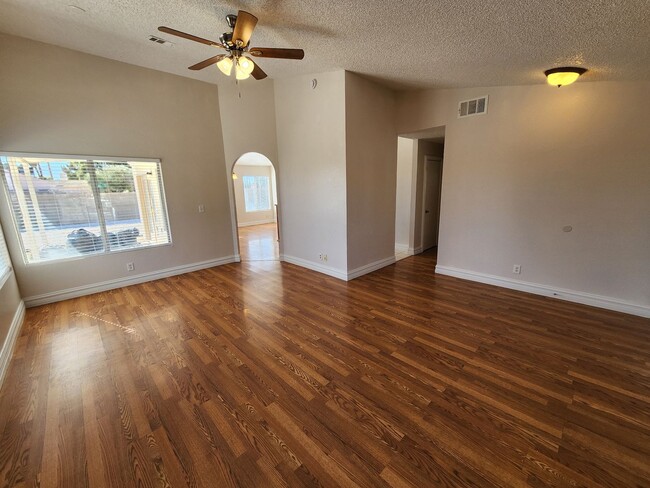 Building Photo - Beautiful  3 bedroom,2 bath,2 car garage h...