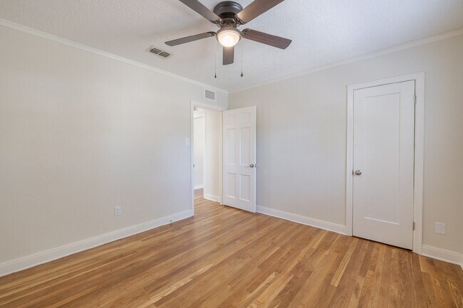 Building Photo - Beautiful Tech Terrace Home! Full of Chara...