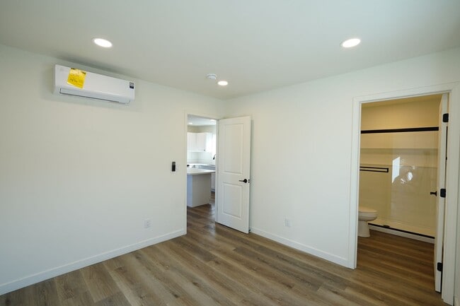 Building Photo - 1600 E Columbia Ave