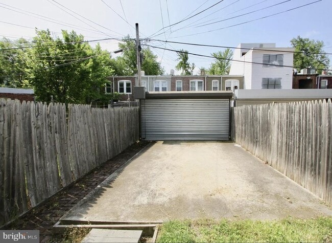 Building Photo - 627 M St NE