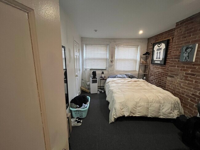 Building Photo - 915 Beacon St