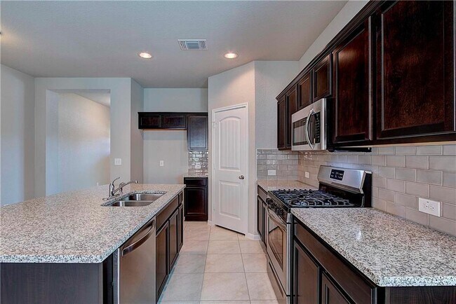 Building Photo - 2212 Bettylou Ln