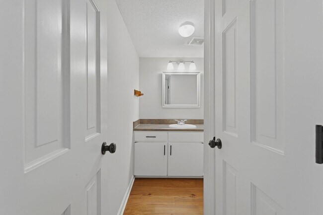 Building Photo - Charming Mount Pleasant Townhouse