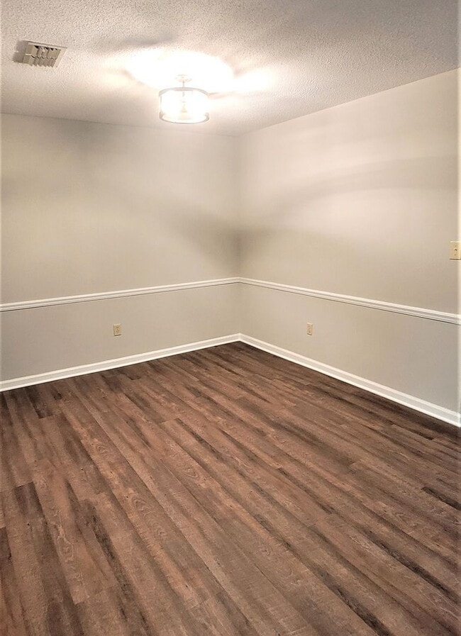 Building Photo - Adorable UPDATED 2-Bedroom, 2-Bathroom Tow...