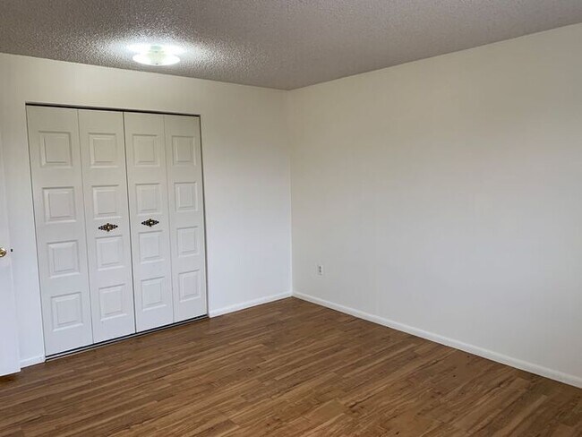 Building Photo - 5 Month lease special, $100/mo off! Priced at $1348 after discount. 2 Bed, 1 Bath Apartment. RENT...