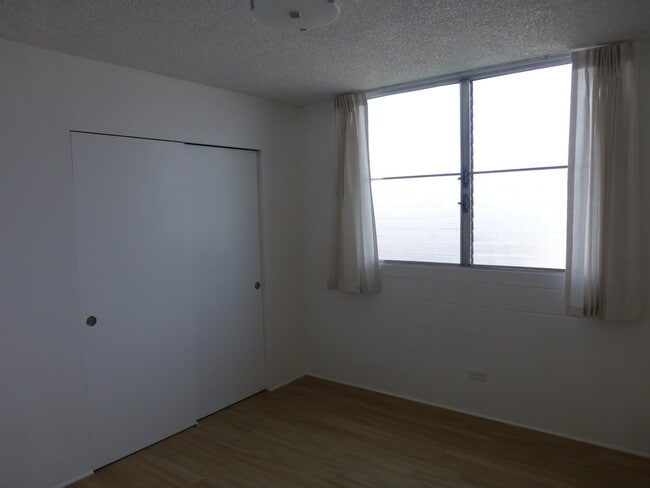 Building Photo - Newly Renovated 2 Bedroom Makiki Apartment...