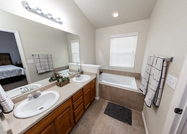Building Photo - Spacious townhome with low maintenance.
