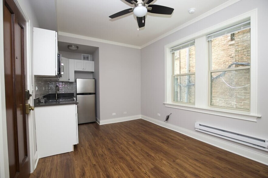 Building Photo - 640 W Wrightwood Ave