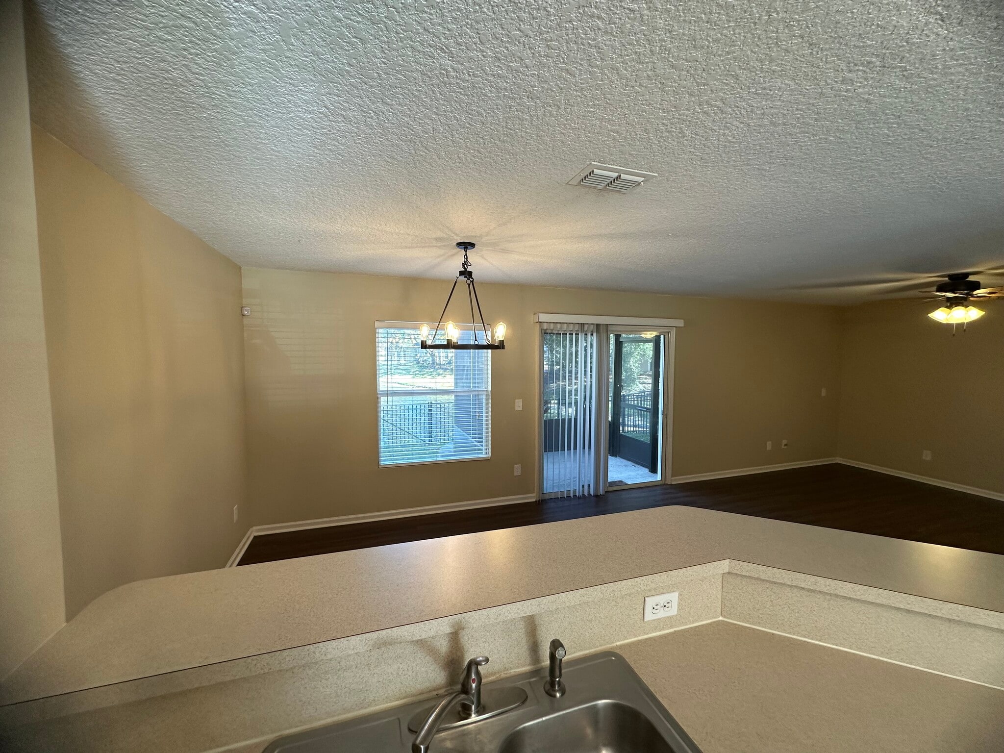 Building Photo - 1630 Vineland Cir