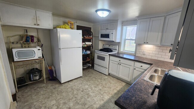 Building Photo - 2 Bedroom, 1 Bathroom House For Rent - Newly Remodeled Kitchen & Bathroom!