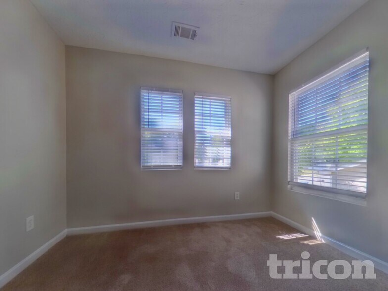 Building Photo - 401 Silver Spring St