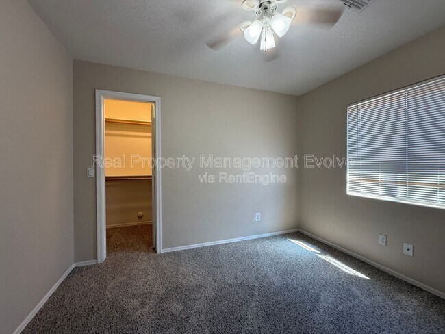 Building Photo - 3454 E Juanita Ave