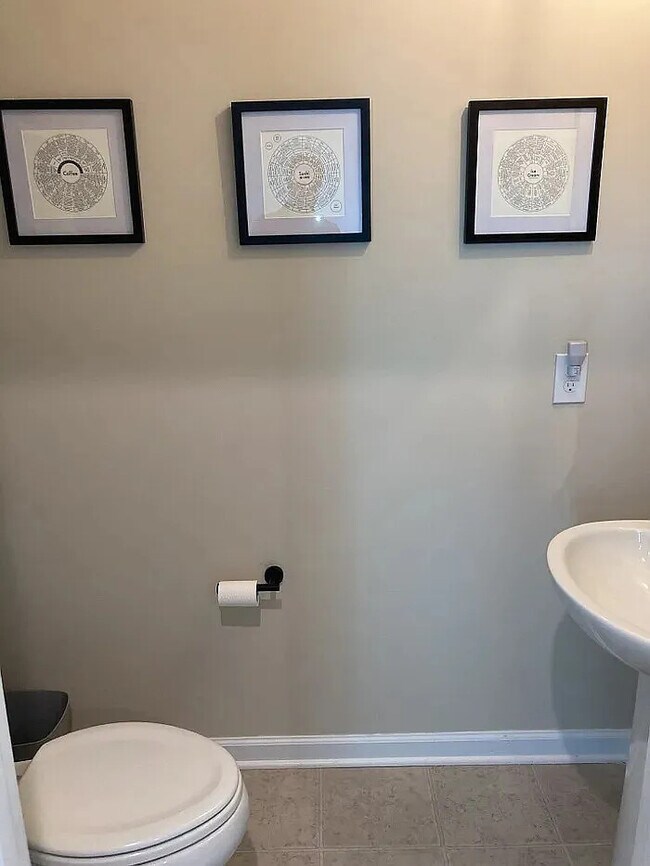 Building Photo - 4 Bedroom 2.5 Bathroom