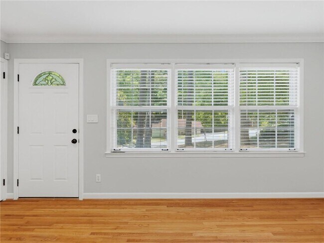 Building Photo - 1111 N Valley Dr