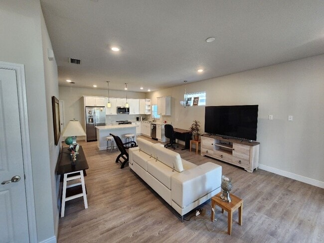 Building Photo - Venetian Bay Home in the Palms