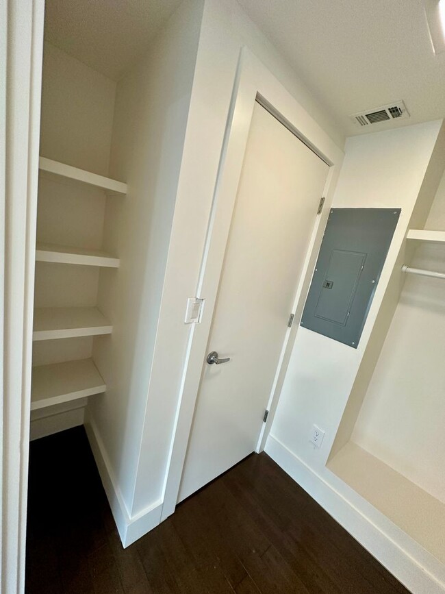 Building Photo - 102 E Liberty