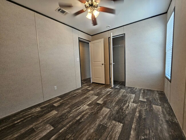 Building Photo - 6680 Hidden Oaks Dr
