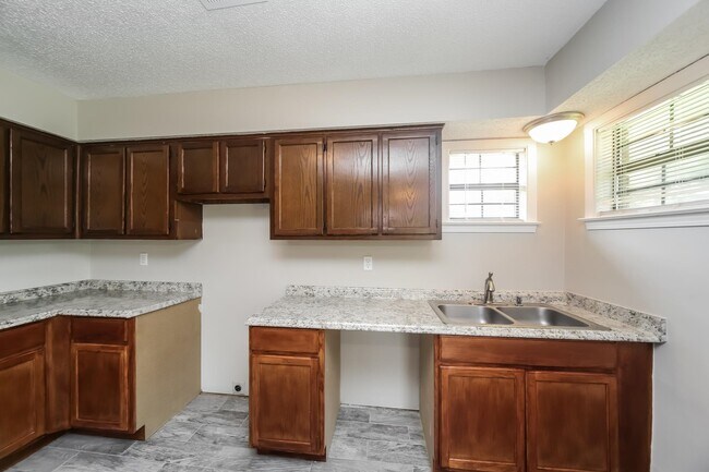 Building Photo - 6580 Silver Oak Cove
