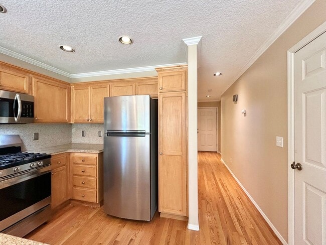 Building Photo - Cozy 4 Bed, 2.5 Bath House!