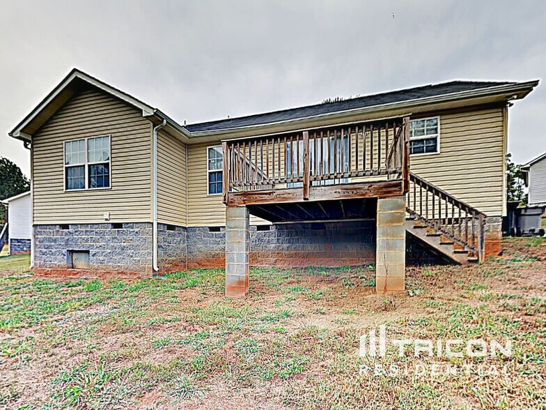 Building Photo - 2309 Saluda Dr