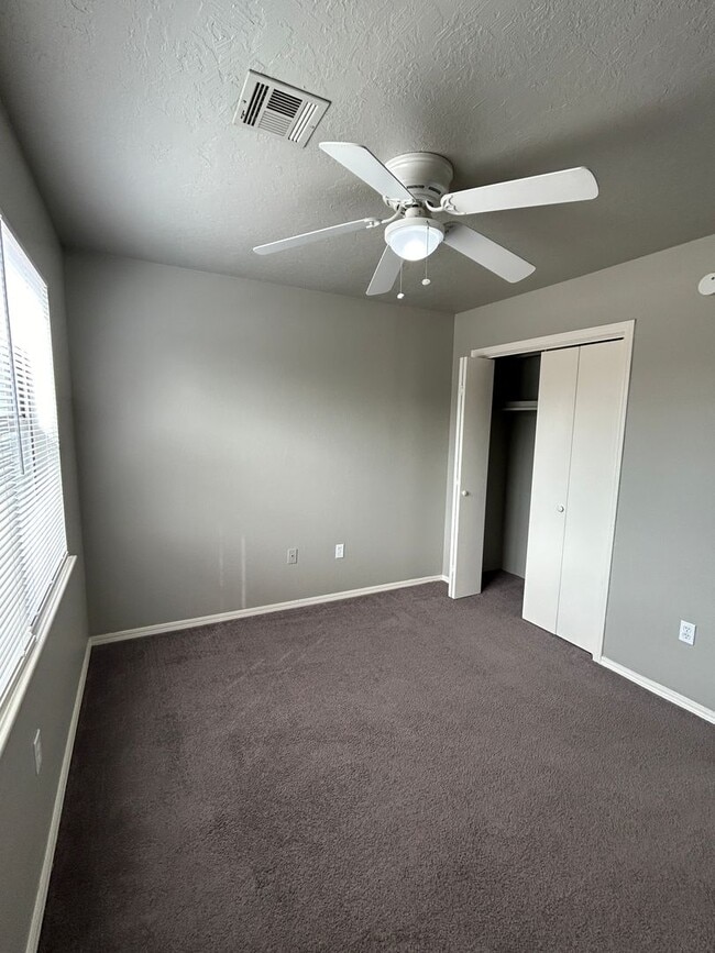 Building Photo - 910 NE Tortoise Dr