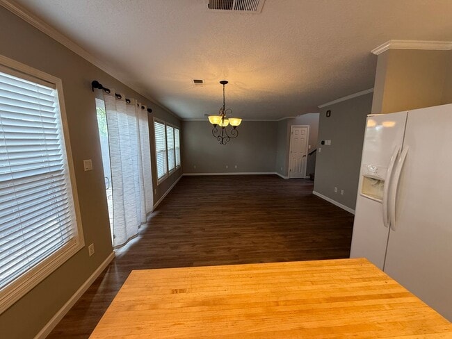Building Photo - Great Location Near Altura Park